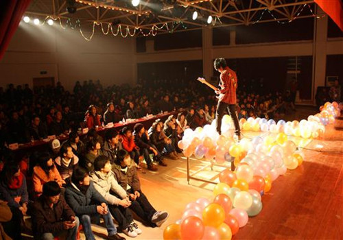 热情澎湃的吉他表演