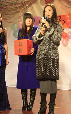 团委黄书记给同学们抽奖