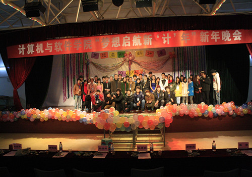 领导、老师和全体演职、工作人员合影留恋