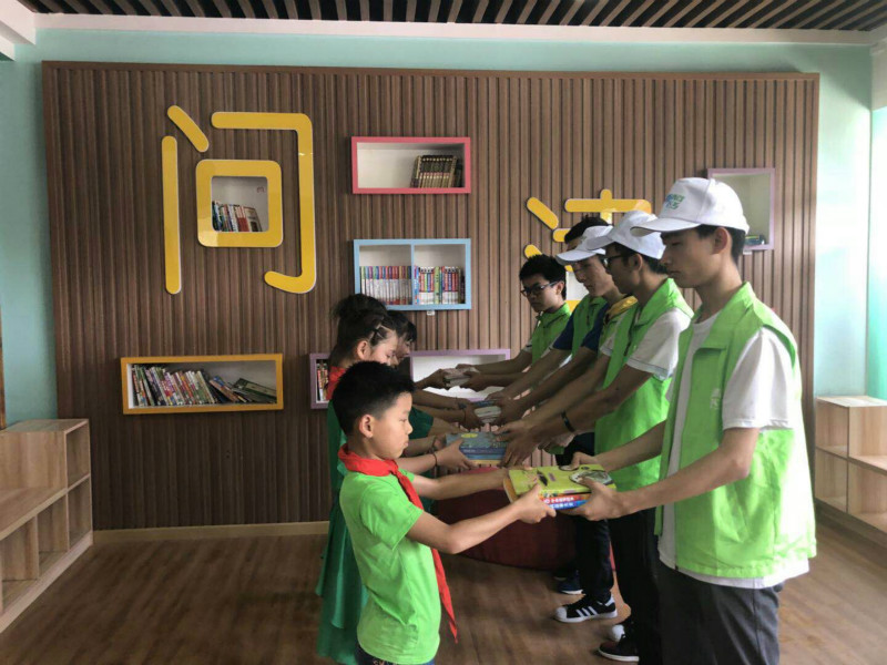 1528272713280309.jpg 计算机学院学生向中心小学的小朋友赠书_meitu_1.jpg