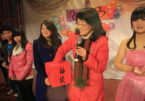 杭书记给同学们抽奖