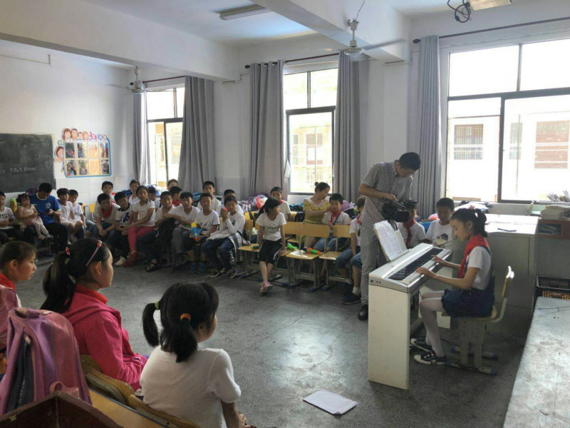 1528269164911370.jpg 中心小学同学表演电子琴独奏_meitu_4.jpg