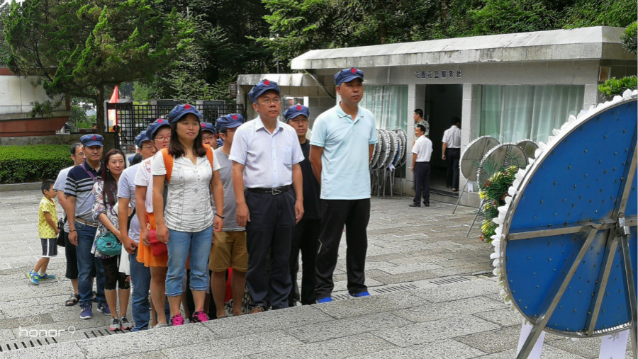 1505353441300404.jpg 向烈士纪念碑敬献花圈_meitu_3.jpg